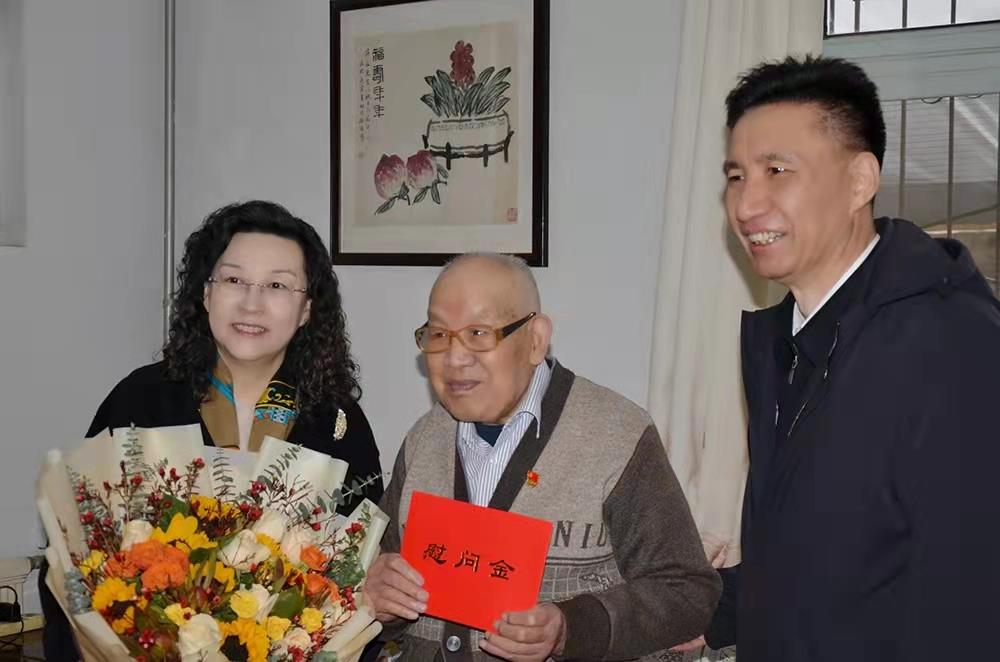 濟南產(chǎn)發(fā)集團黨委副書(shū)記、總經(jīng)理黃蓓走訪(fǎng)慰問(wèn)離休老干部、老黨員