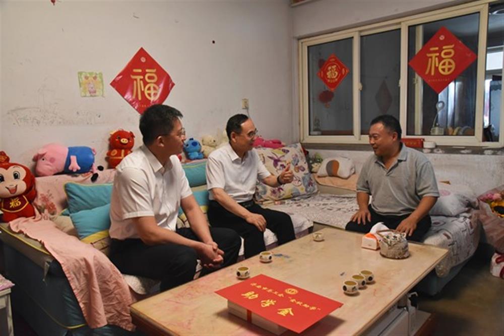 金秋助學(xué)，情暖人心 濟南市總工會(huì )領(lǐng)導走訪(fǎng)慰問(wèn)集團 困難職工及子女